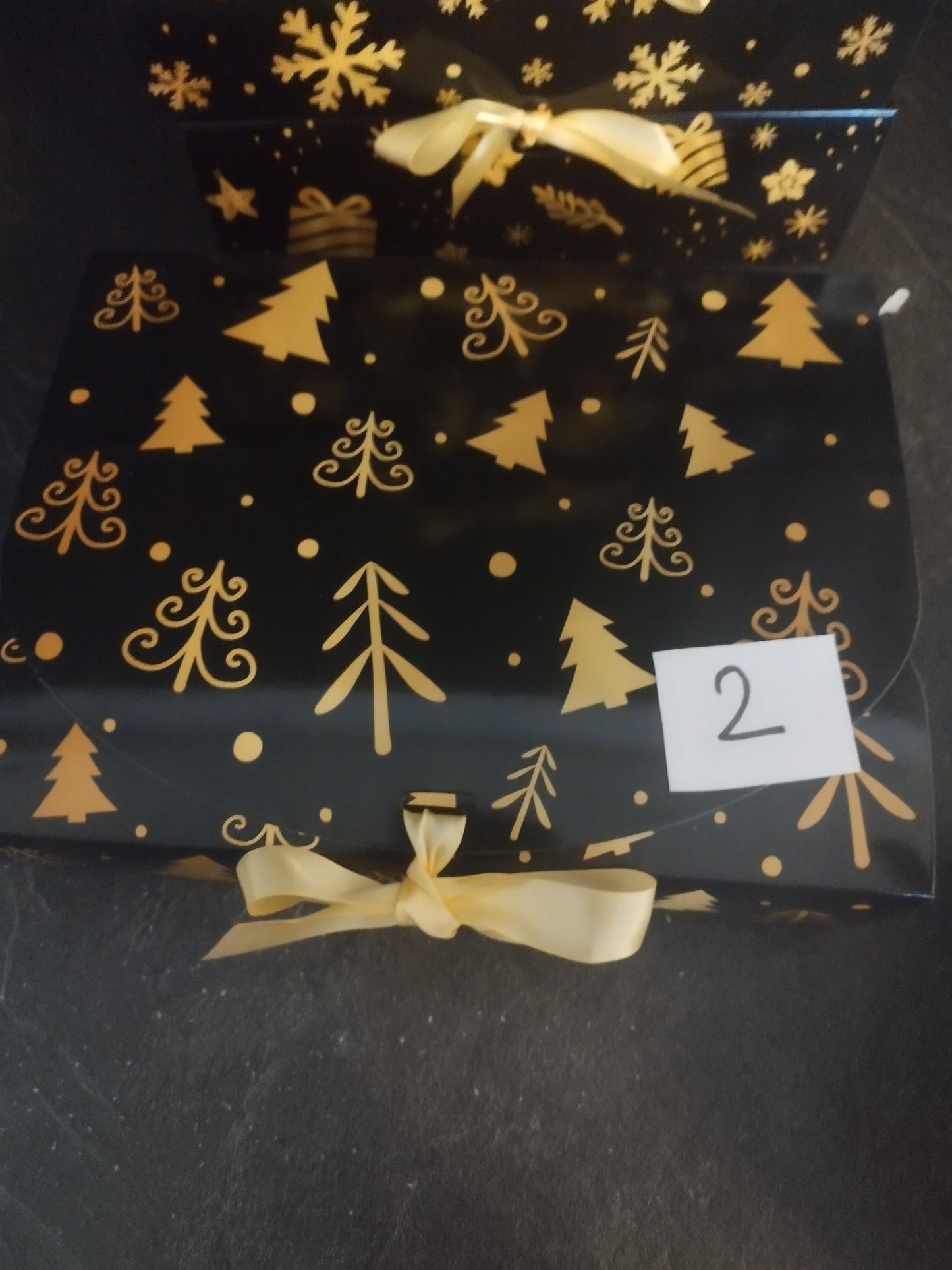 Calendrier de l avent il y a une boite de chaque motif ,si préférence veiller a m indiquer le numéro de la boite au moment du paiement dans le message spécial  pour cette commande merci